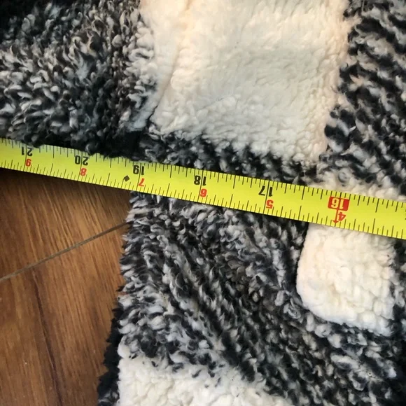 Fuzzy Jacket/Shacket/Sweater - Picture 3 of 9